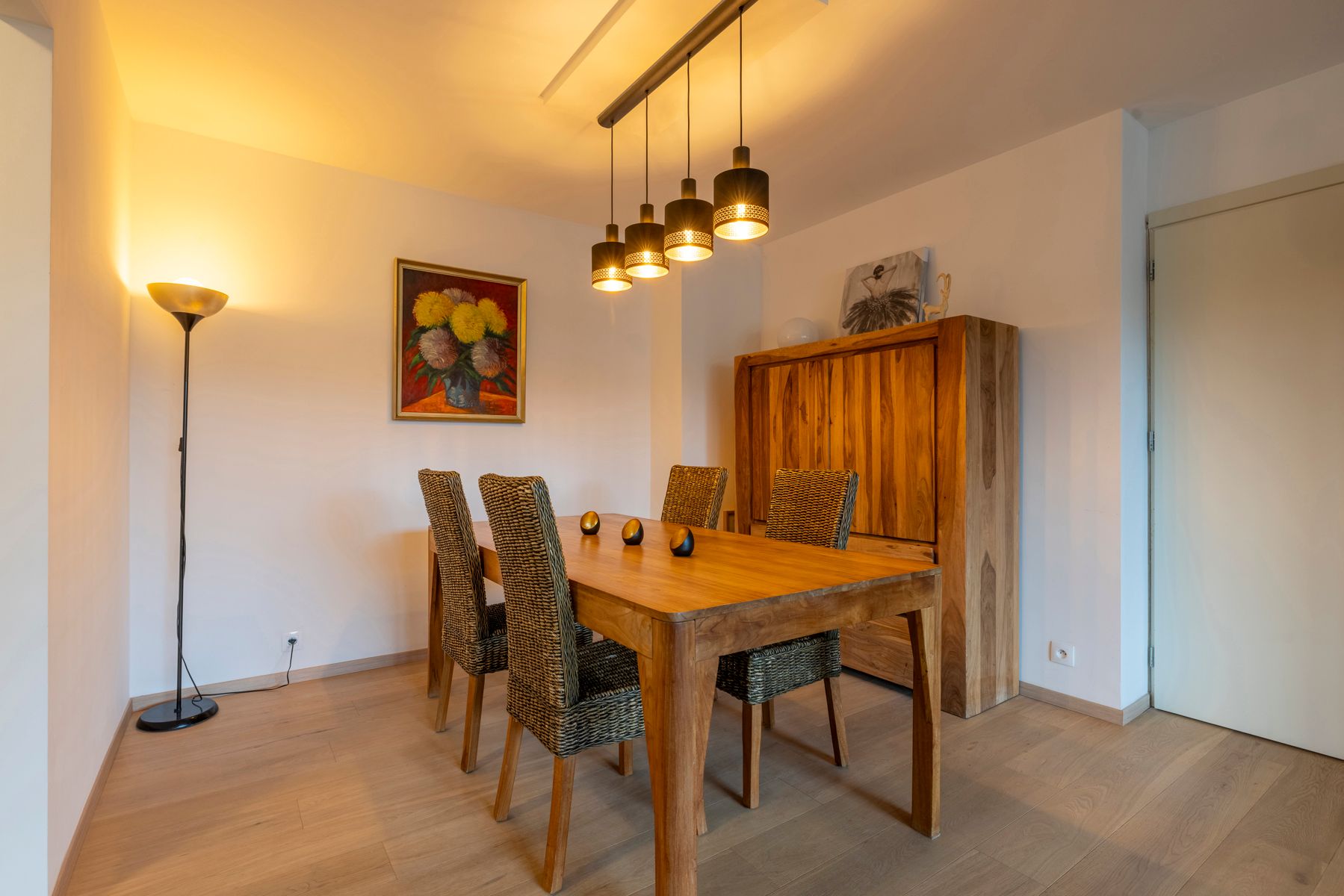 VERNIEUWD APPARTEMENT MET 3 SLAAPKAMERS TE KOOP foto 2
