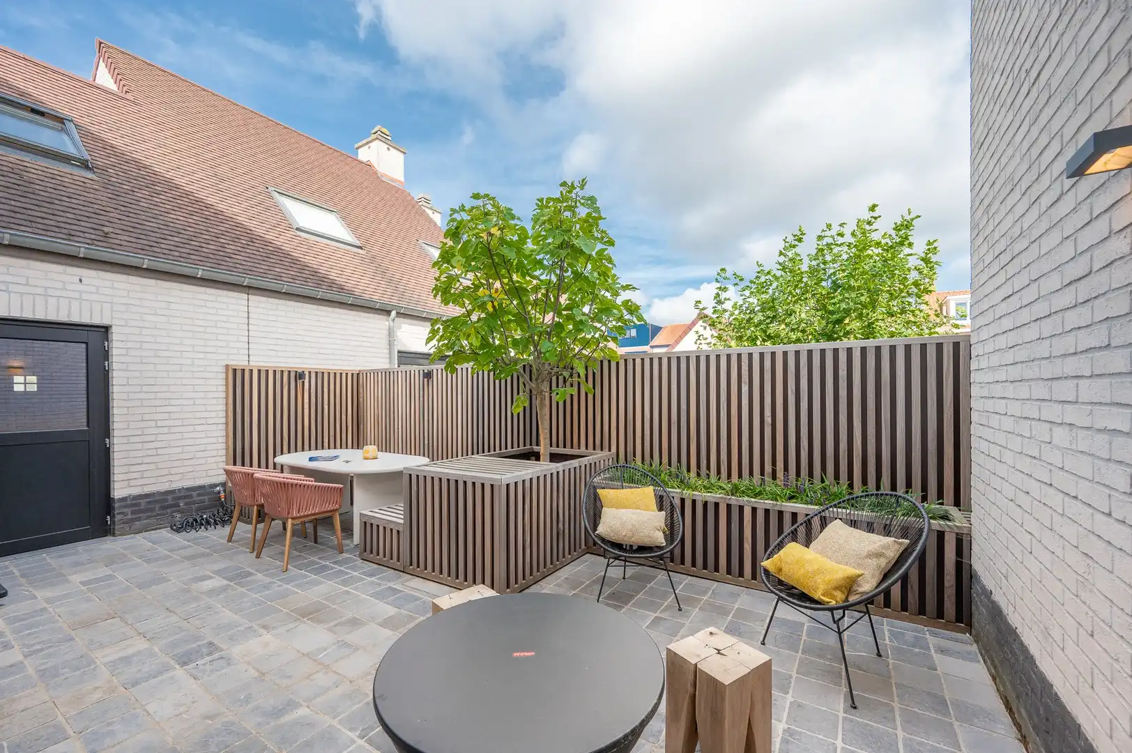 Ruime, recente hoekwoning gelegen vlakbij de groentenmarkt en het Keuvelhoekplein. foto 2