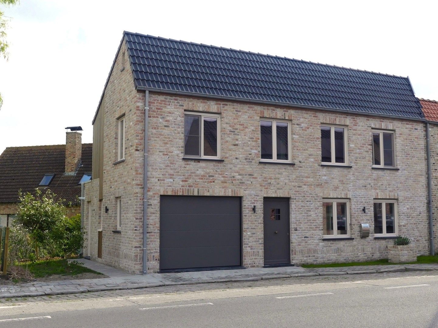 Halfopen nieuwbouwwoning met binnenterras, tuintje en garage - 3 slaapkamers foto {{pictureIndex}}