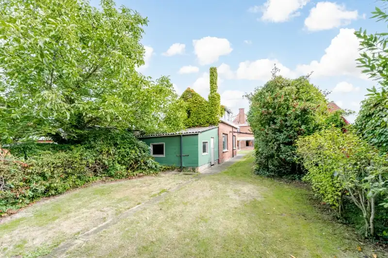 Hooglede-centrum. Charmante | ruime | half open bebouwing op 740m2 met > 4 slaapkamers, apart bijgebouw van +/- 60m2. Ideaal voor gezinnen / extra polyvalente ruimtes, ideaal gelegen. foto 18