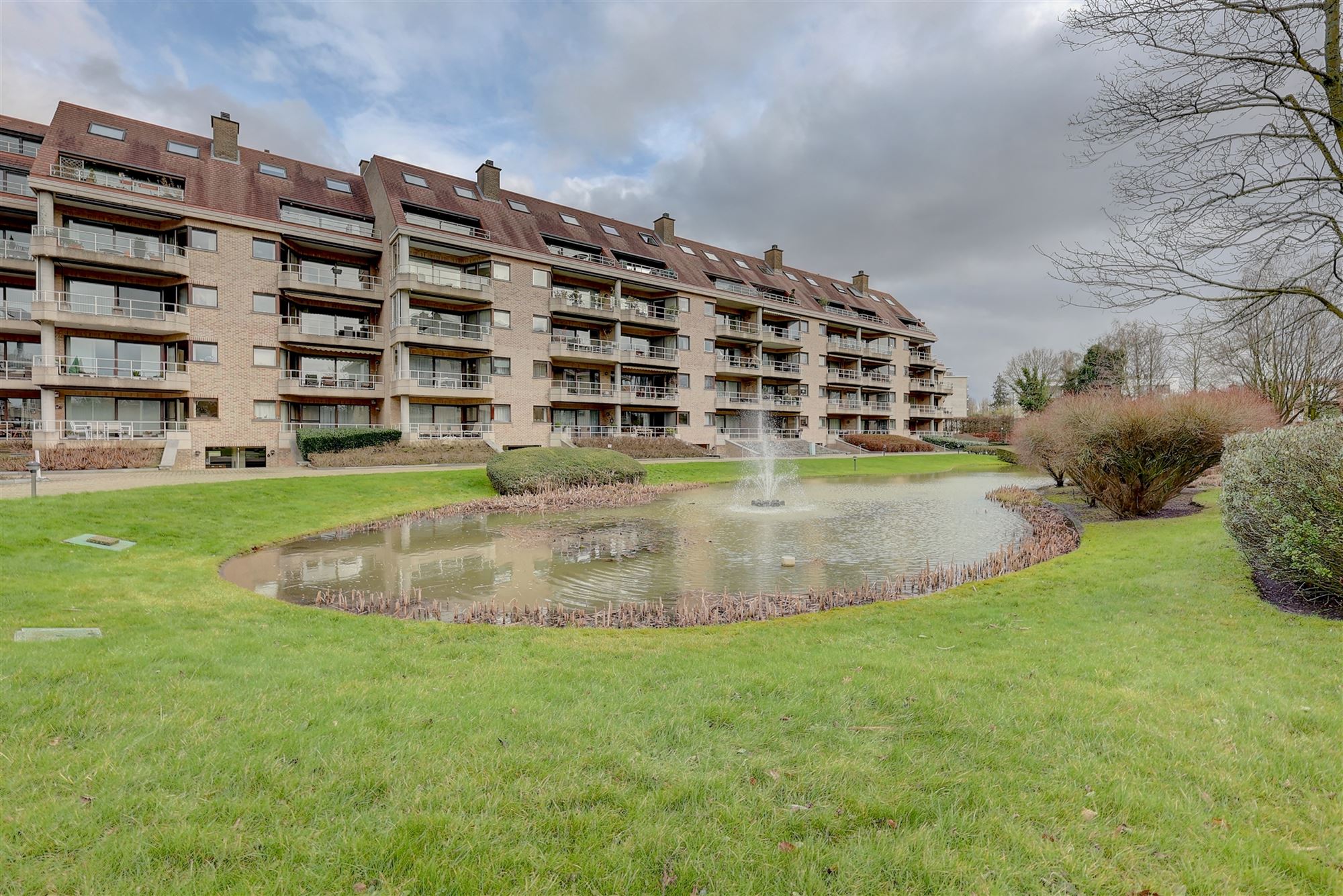 Ruim appartement met twee slaapkamers en terras te huur in residentie Nachtegalenhof foto {{pictureIndex}}