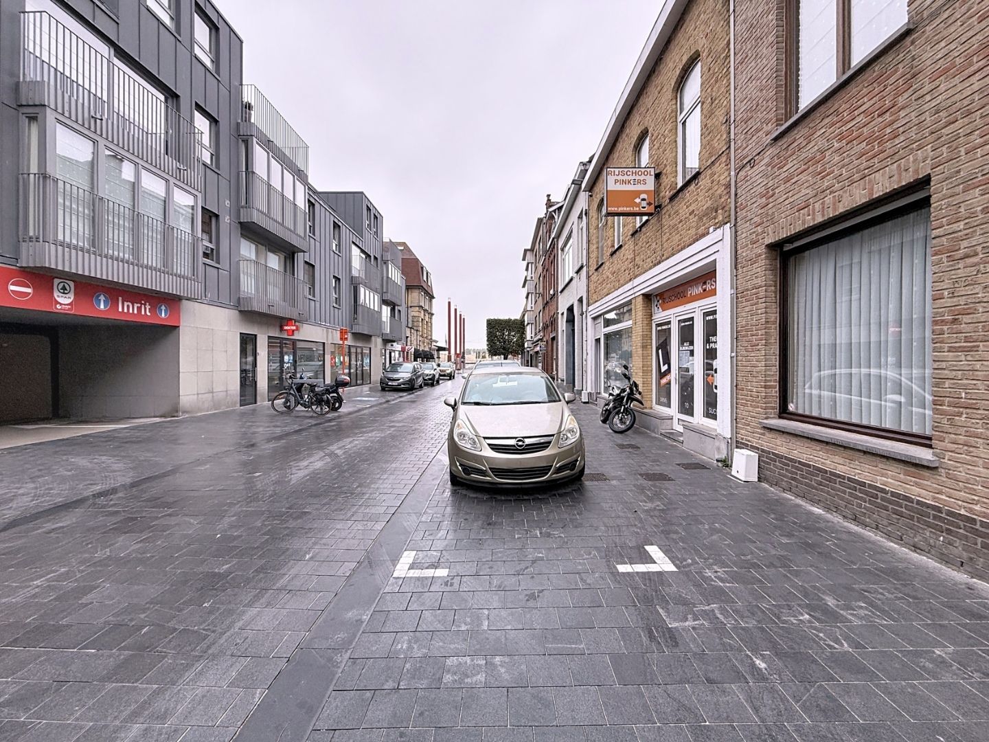 Investeringspand bestaande uit drie appartementen en handelspand in centrum Nieuwpoort foto 3