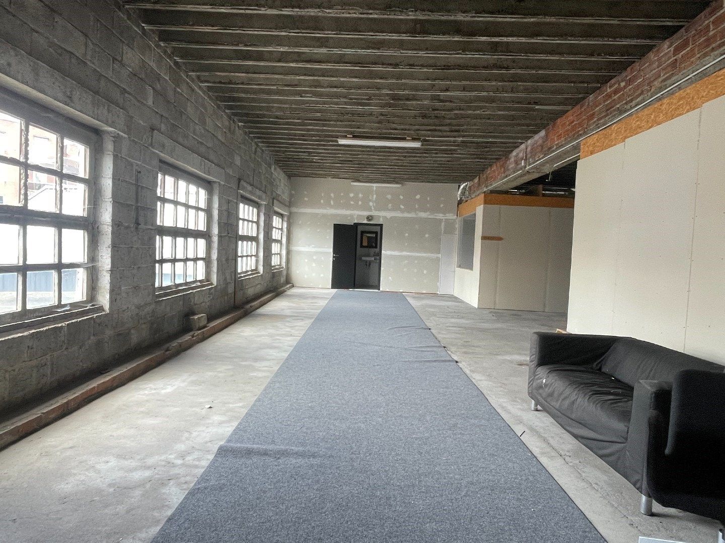 Polyvalente ruimte (450 m²) met diverse mogelijkheden.  foto 2