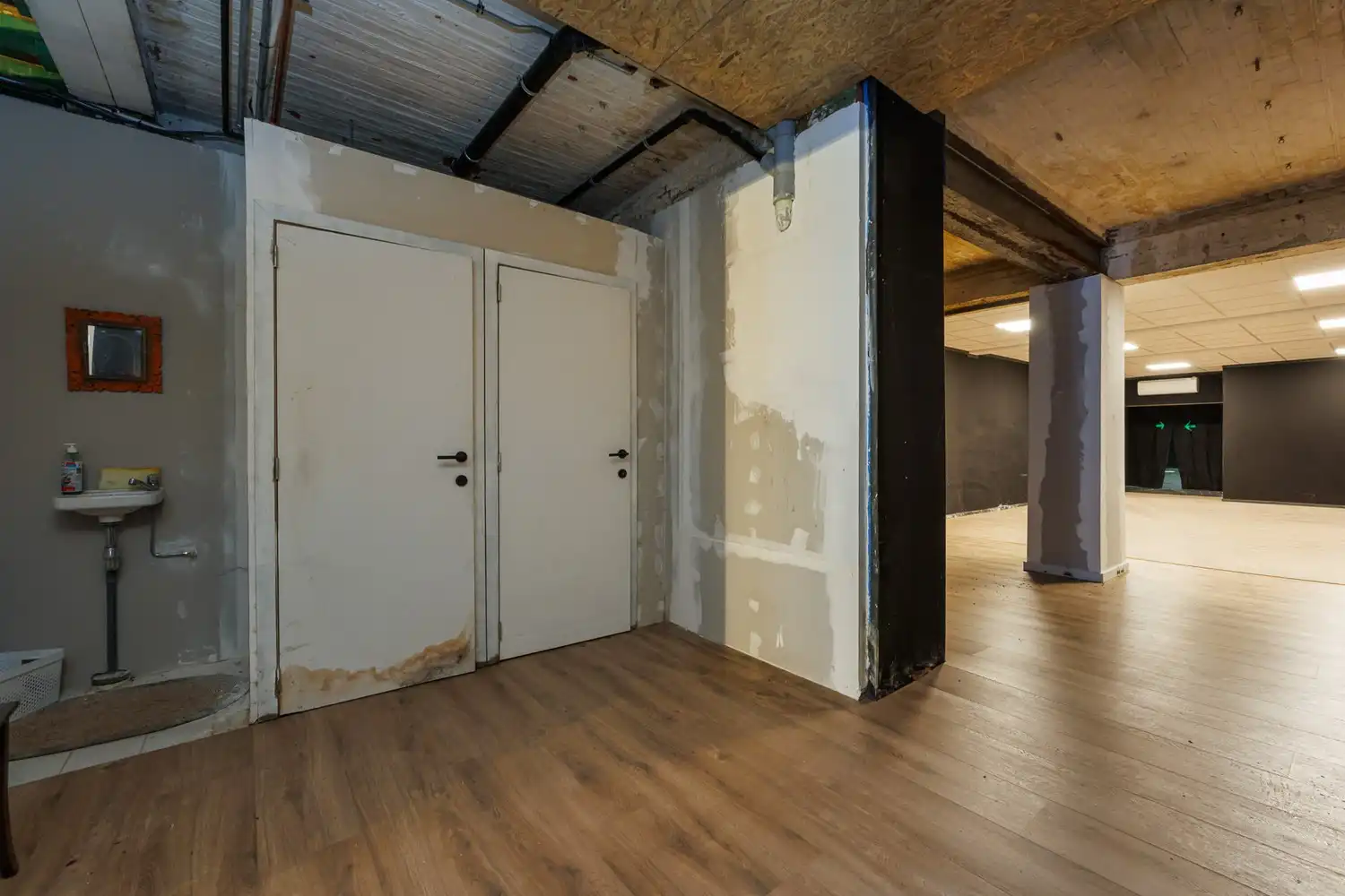 Uniek multifunctioneel gebouw met polyvalente ruimte (±300 m²) en gerenoveerde triplexwoning met terras. foto 8