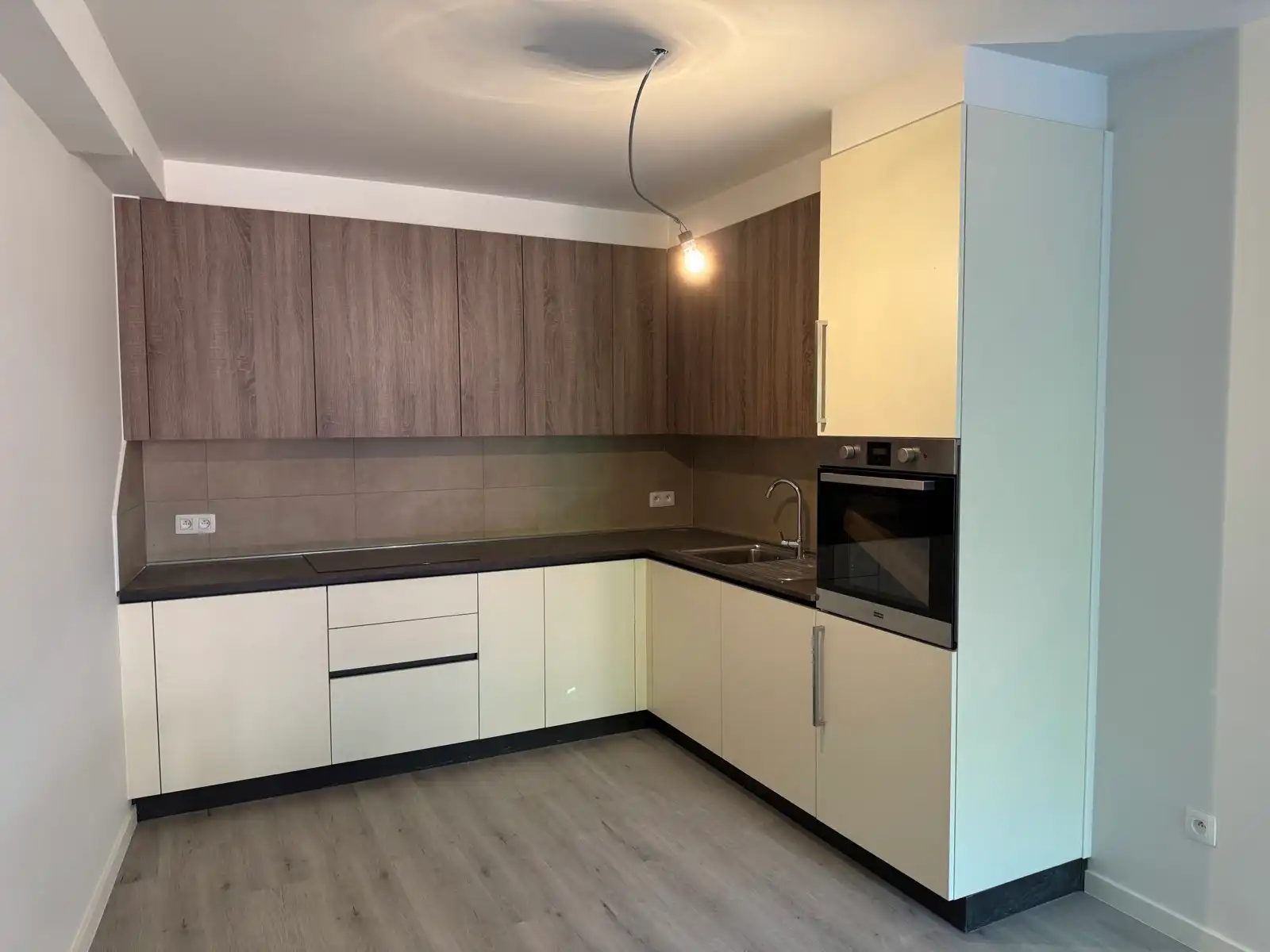 Vernieuwd appartement met 1 slaapkamer en terras foto 3
