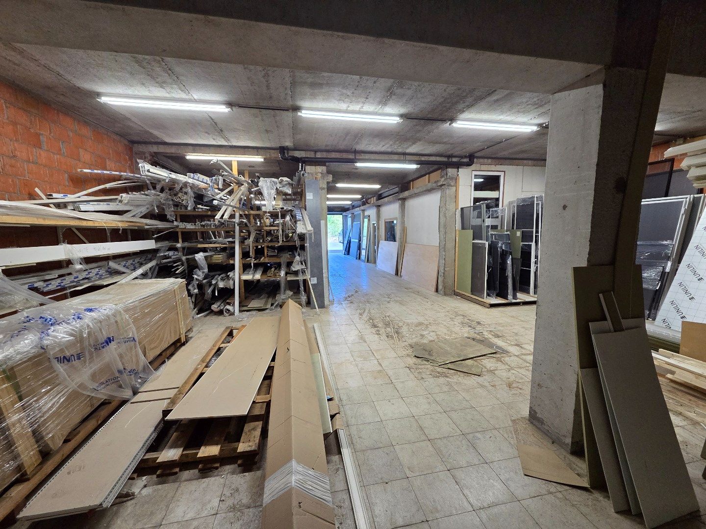 Magazijn van 220m² op commercieel centrum Pottelberg foto 4