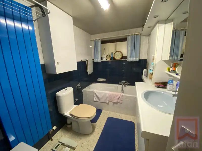 Ruime woning met tuin, 2 grote garages en kelder op grond groot 688m² foto 21