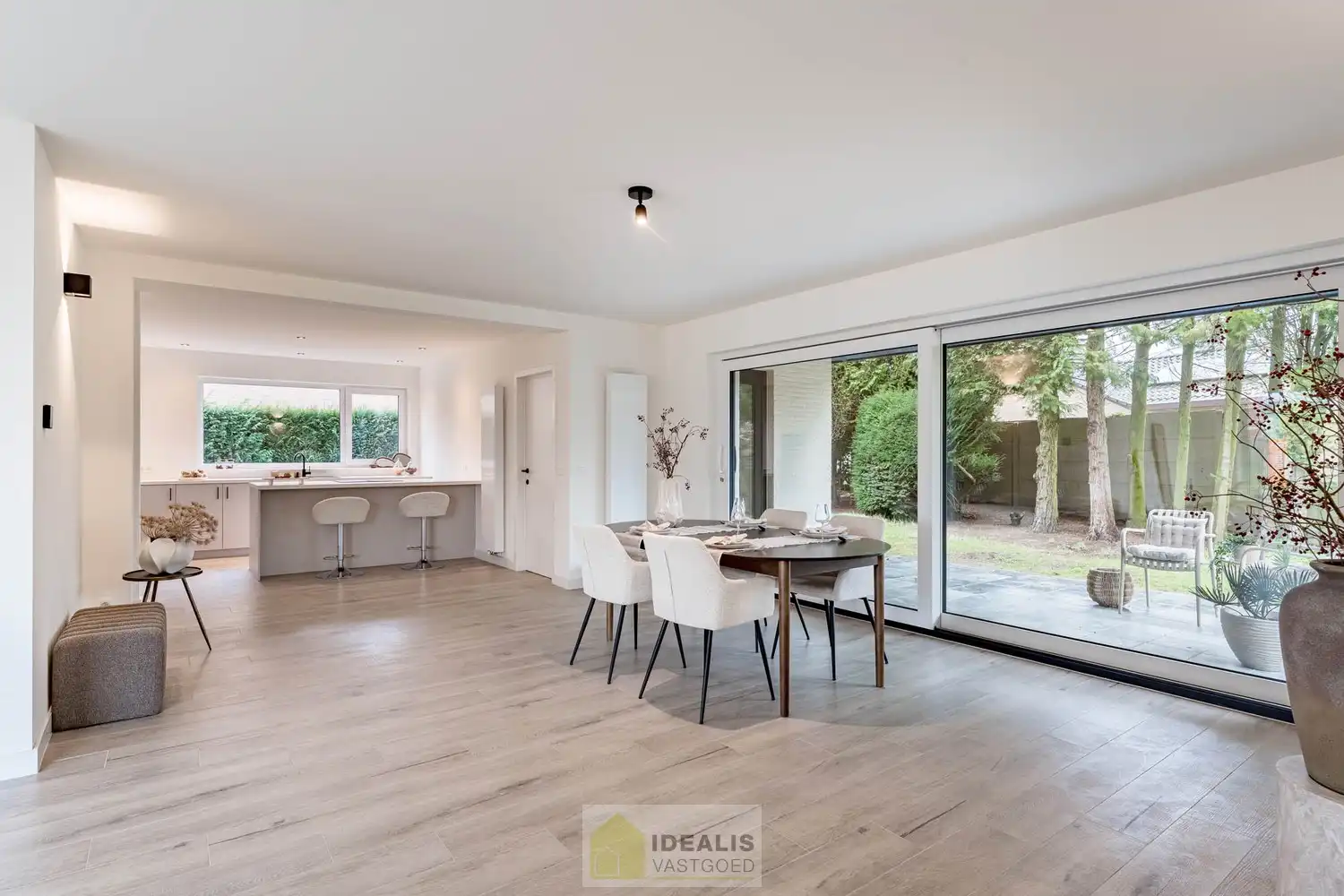 Schitterend volledig vernieuwde woning met een heerlijke open leefruimte, luxe keuken, 3 ruime slaapkamers, een ruime luxueuze badkamer én een apart bureel foto 8