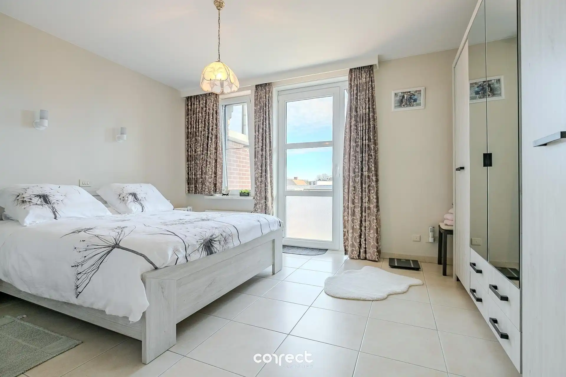 Centraal gelegen appartement met zicht op de markt van Torhout. foto 6