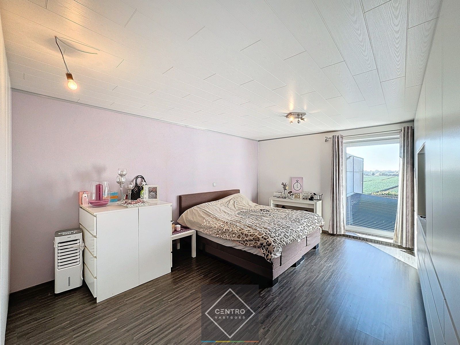 Instapklaar BEDRIJFSGEBOUW bestaande uit MAGAZIJN met BURELEN en een ruim LOFT-APPARTEMENT op verdieping! Grote verharde koer (1.000m²) met UITBREIDINGSMOGELIJKHEDEN. Op 500m van autosnelweg A10/E40 foto 20