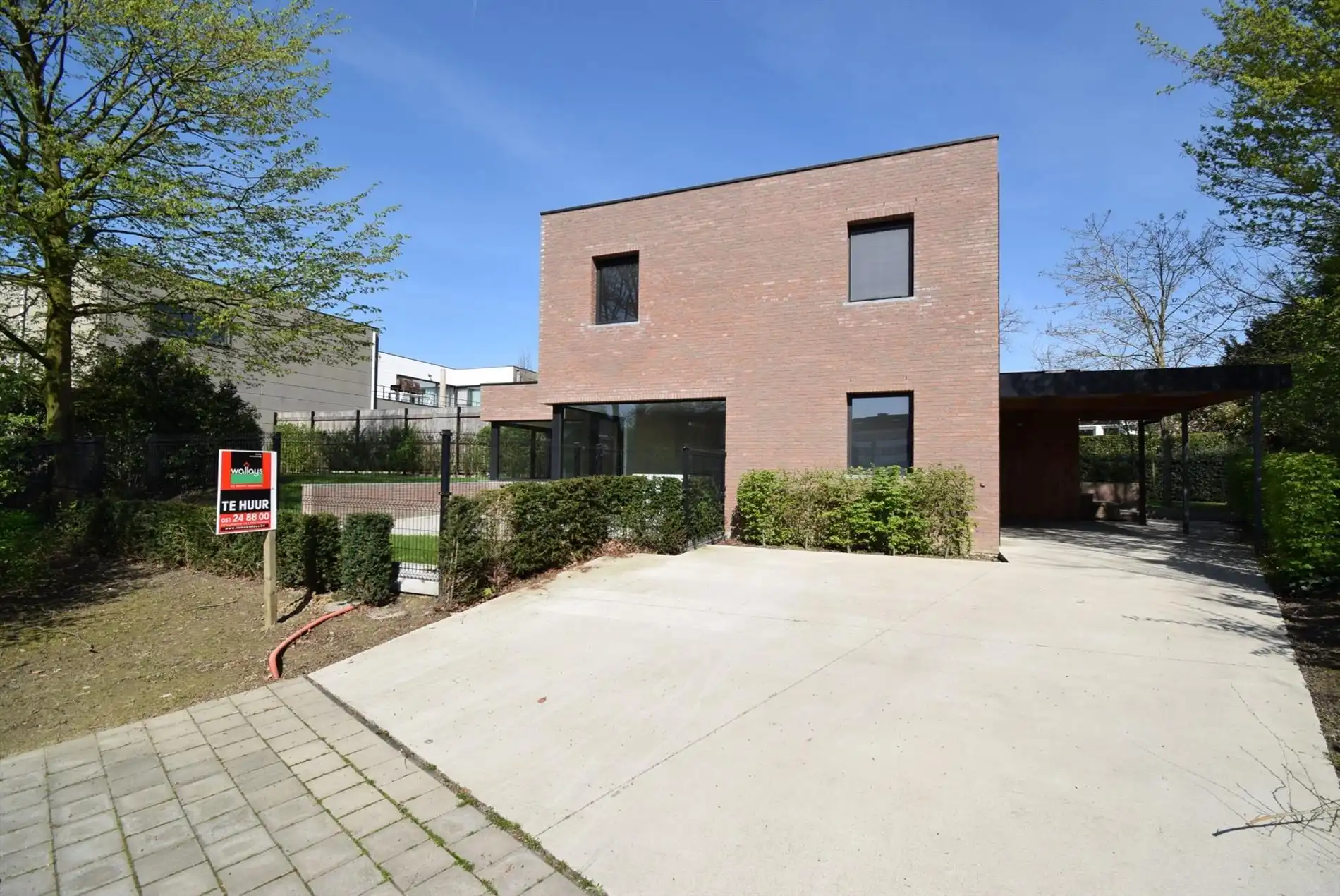 RECENTE WONING MET TUIN IN CENTRUM ROESELARE  foto {{pictureIndex}}