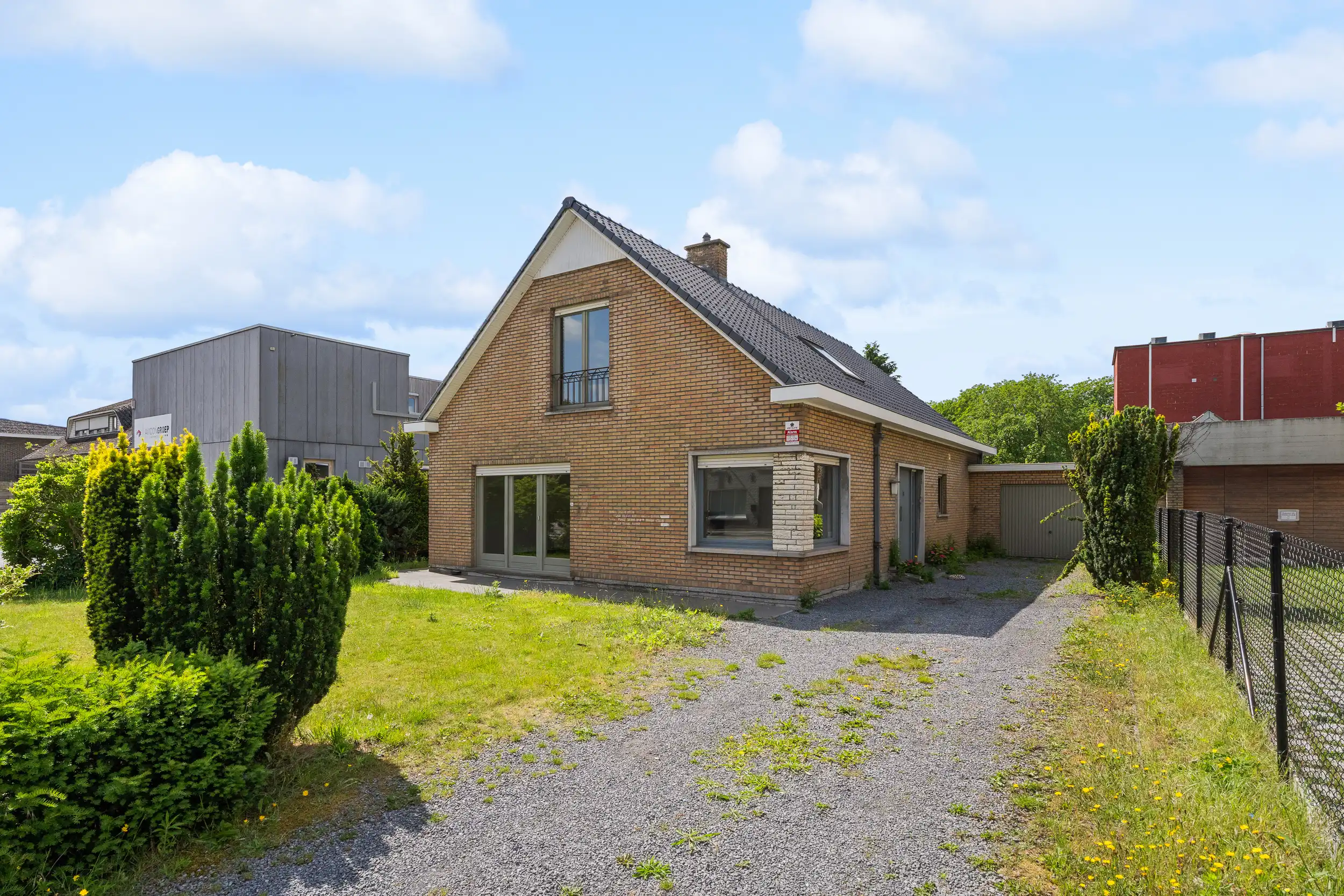 Alleenstaande bungalow met 4 kamers op toplocatie. foto 16