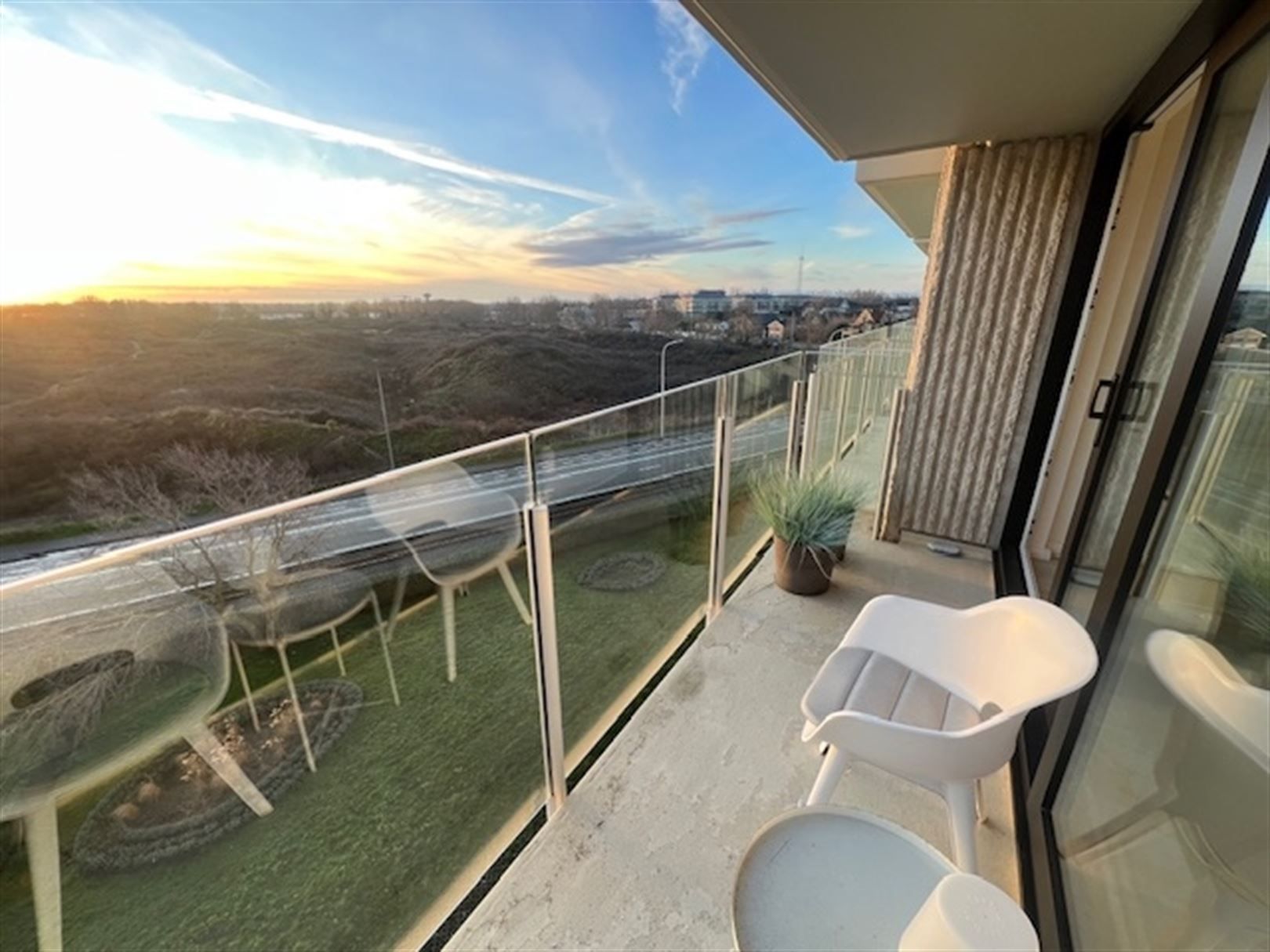 Compleet vernieuwde studio met zicht op duinen zuidgerciht foto 8