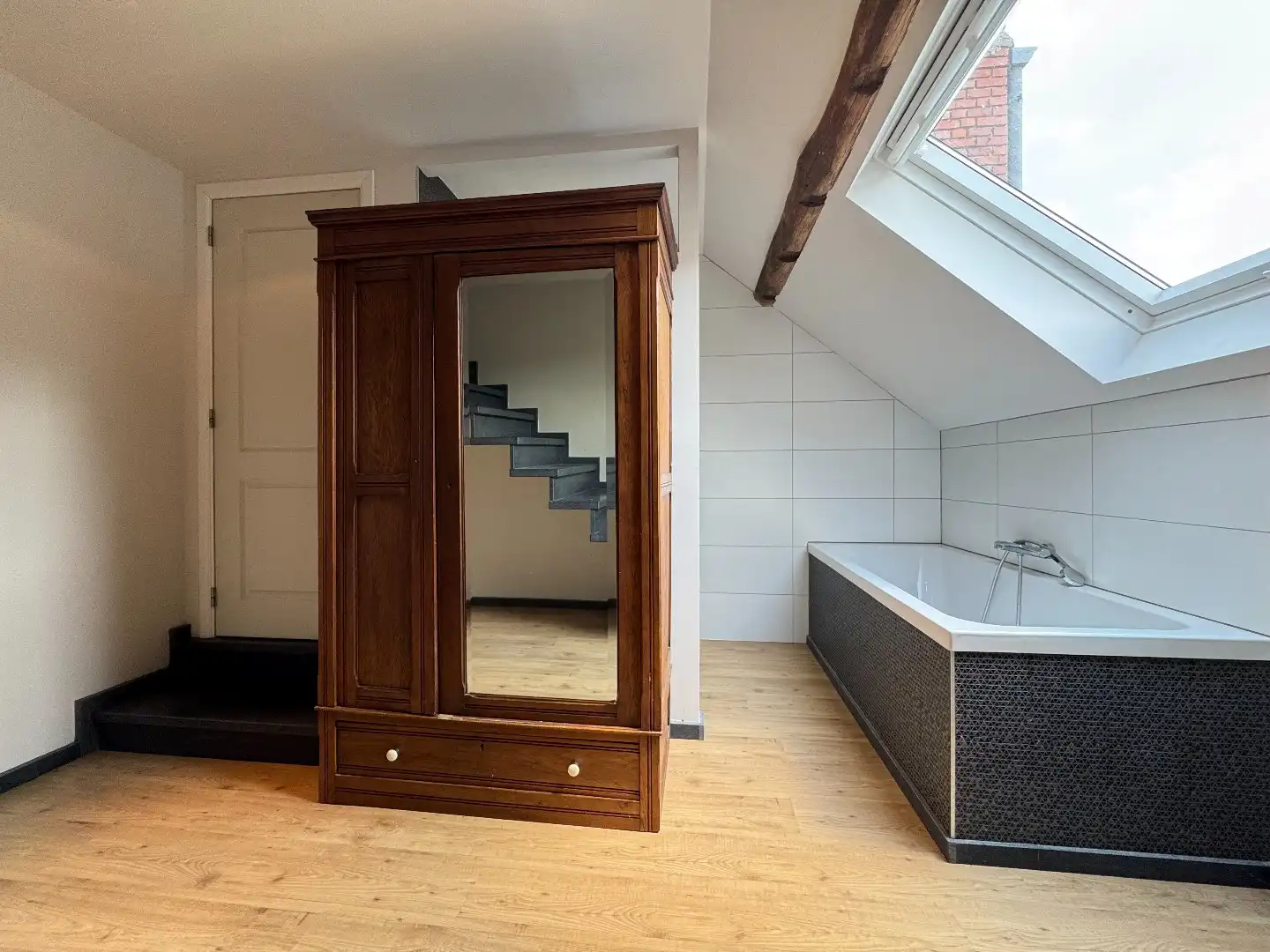 een ruim woonhuis op en met grond foto 20