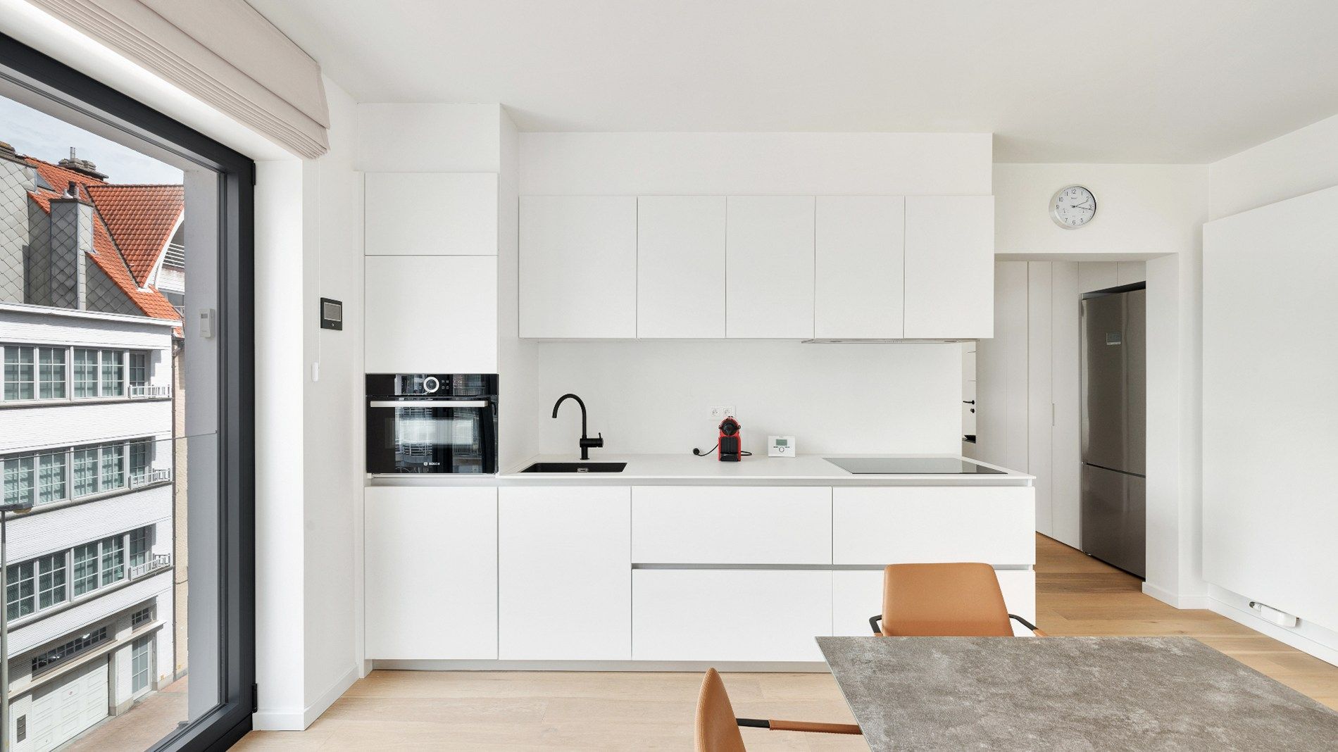 Mooi gerenoveerd, zuidwest georiënteerd HOEKappartement centraal gelegen op de Lippenslaan te Knokke. foto 9