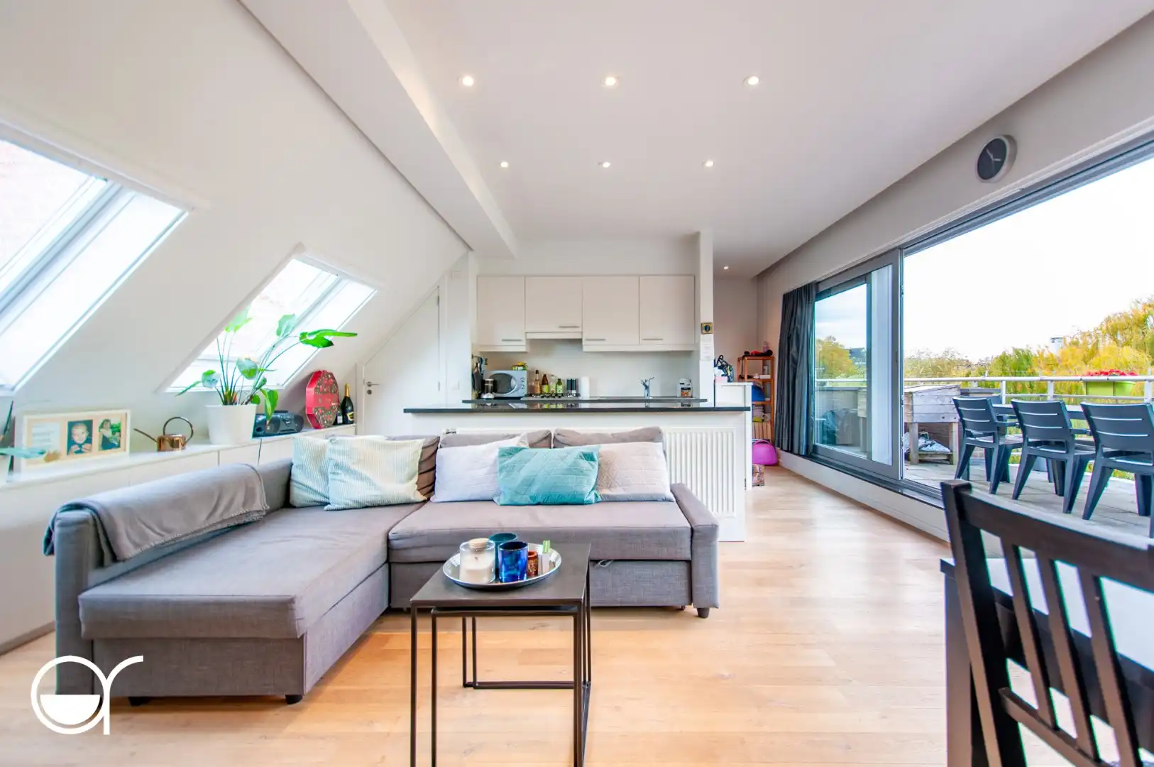 Lichtrijk één-slaapkamerappartement op de derde verdieping met prachtig uitzicht foto 4