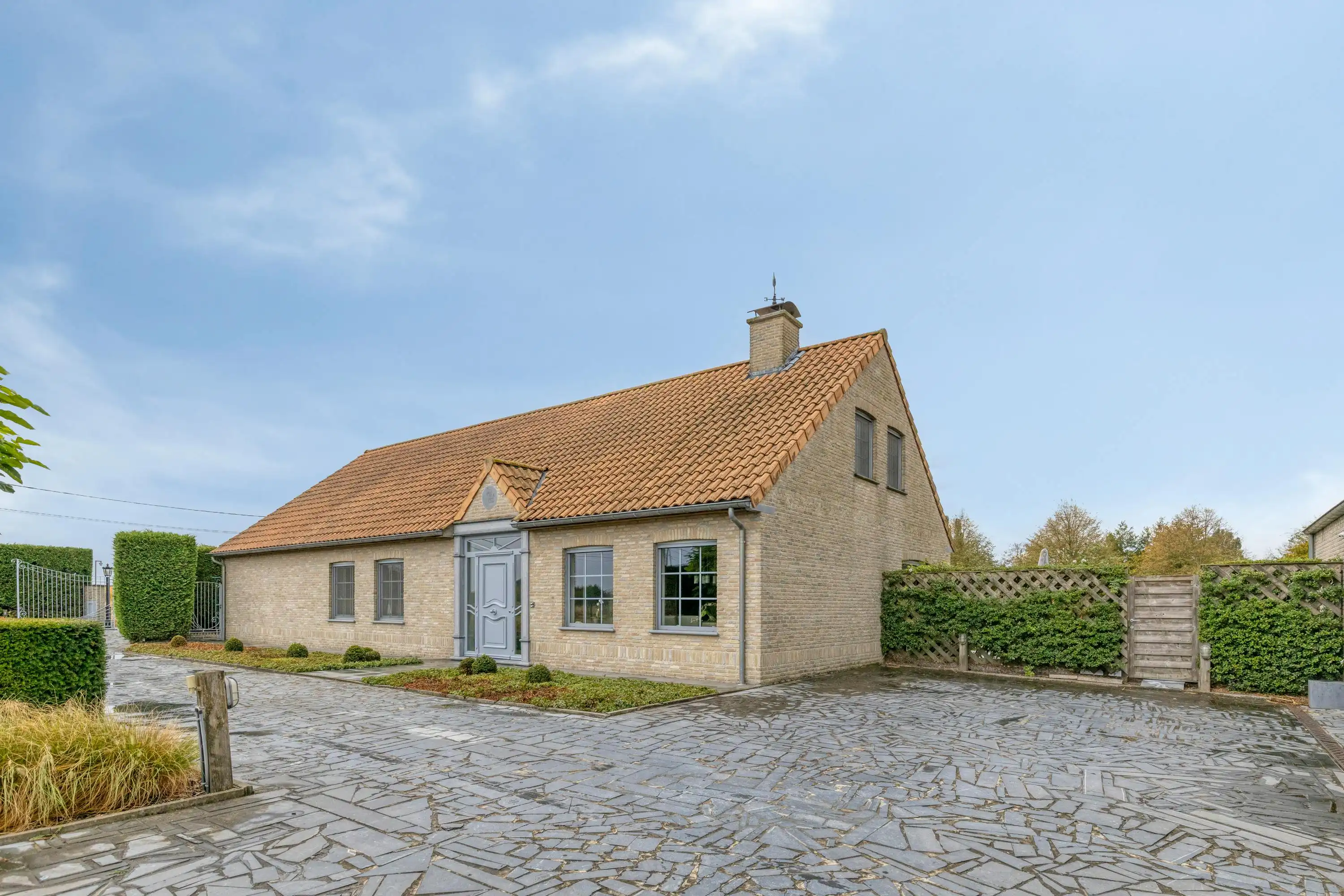 Huis met magazijn op een rustige locatie in Zwevezele foto 3