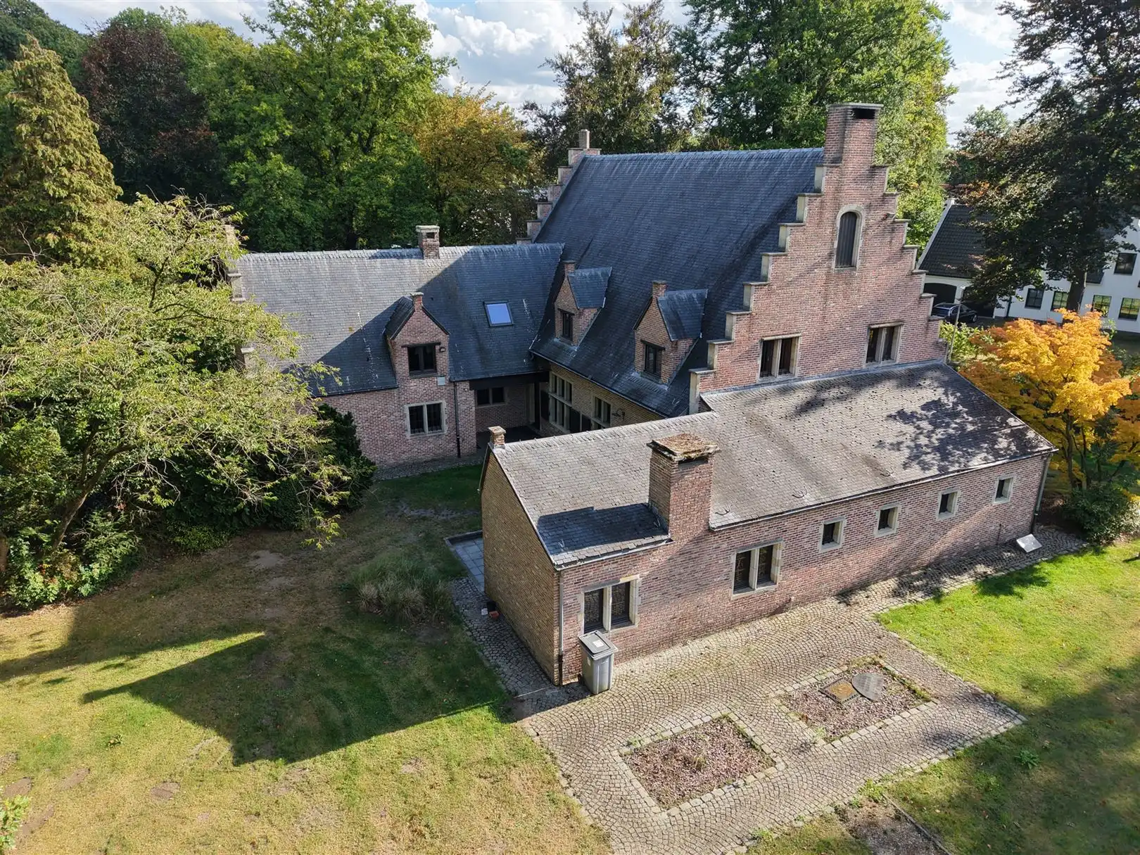 Ruime villa in residentiele wijk foto 8