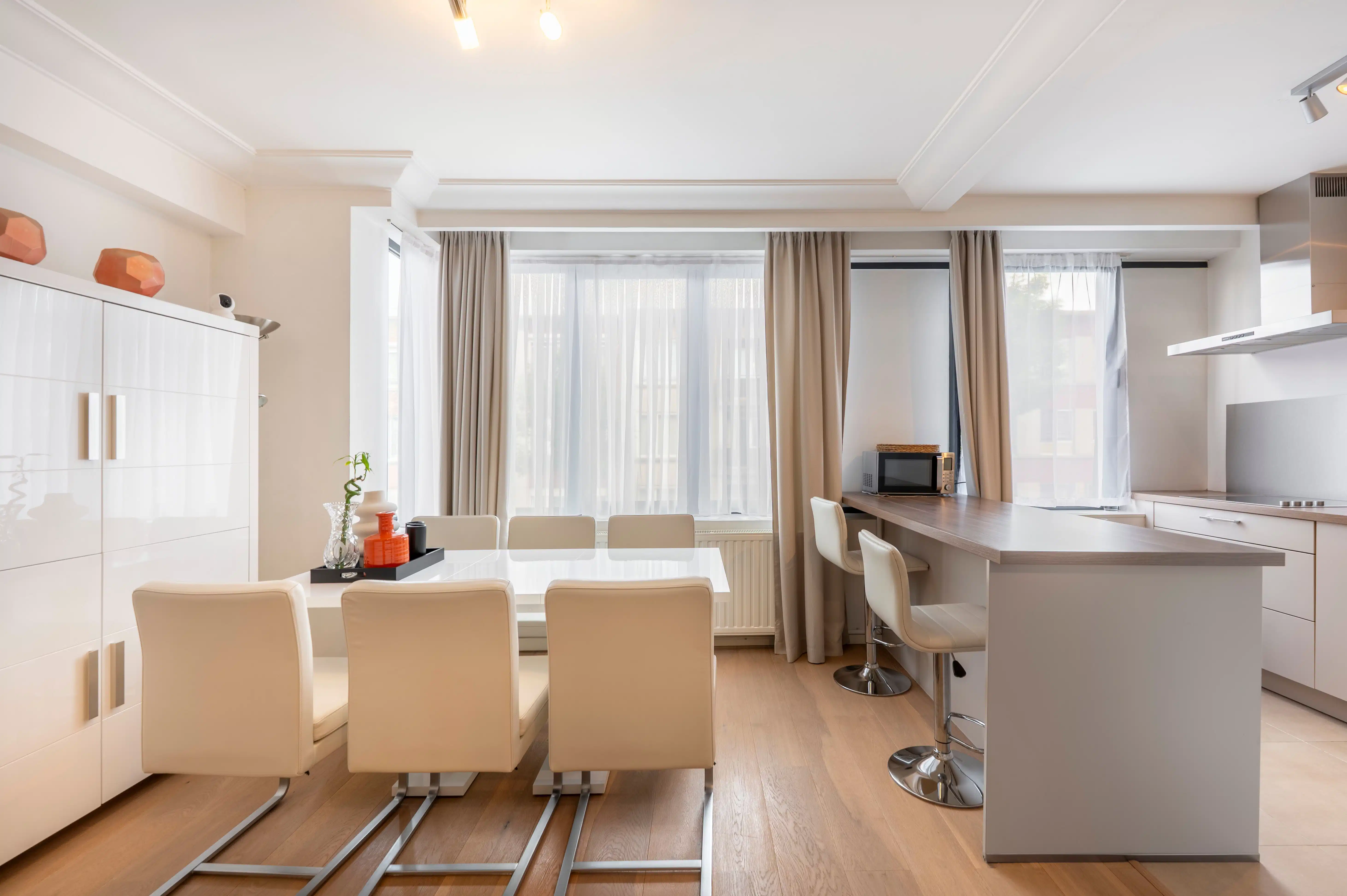 Lichtrijk twee slaapkamer appartement op centrale locatie te Merksem! foto 8