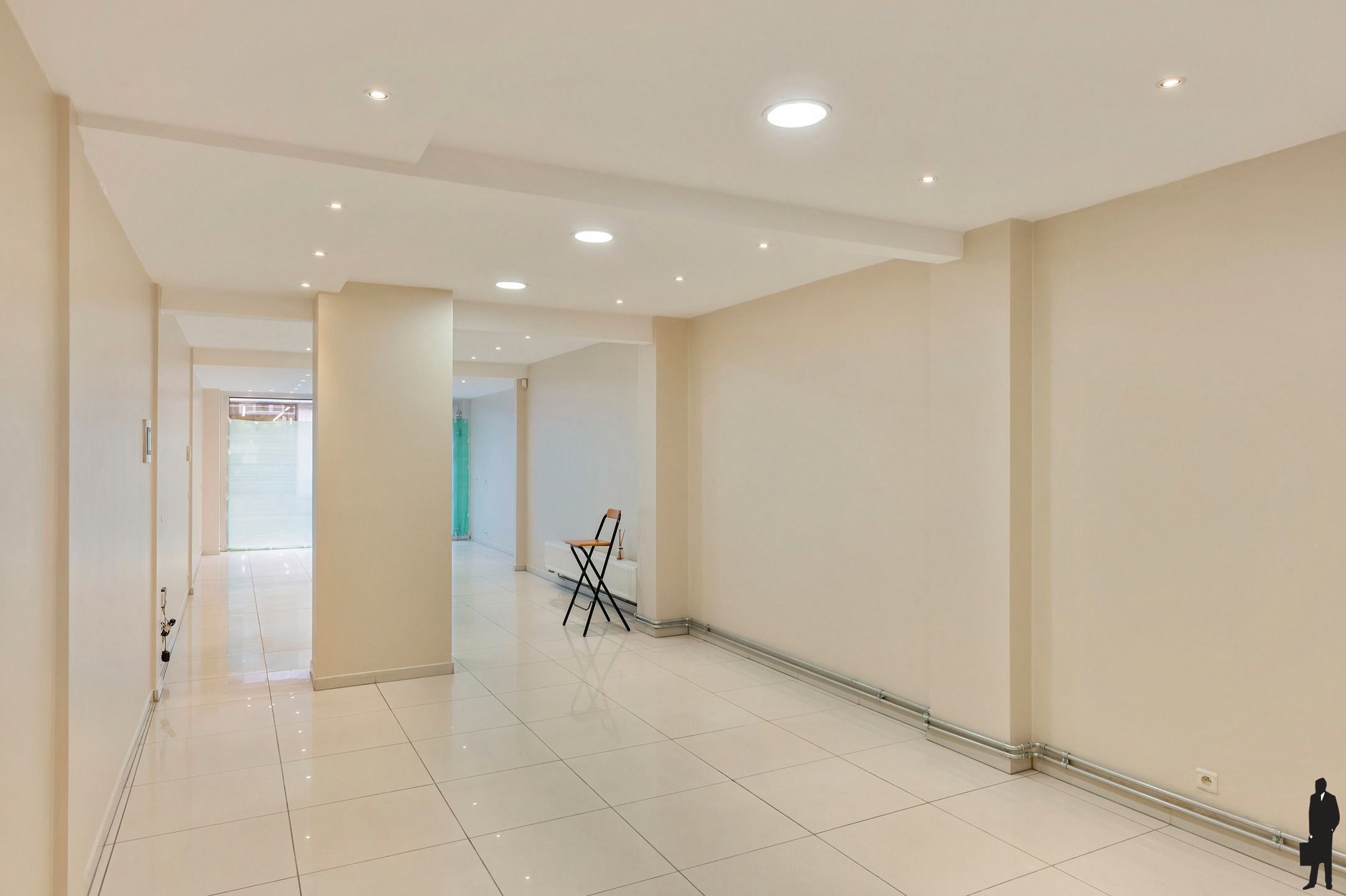 Lichtrijk commercieel gelijkvloers op toplocatie. foto 3