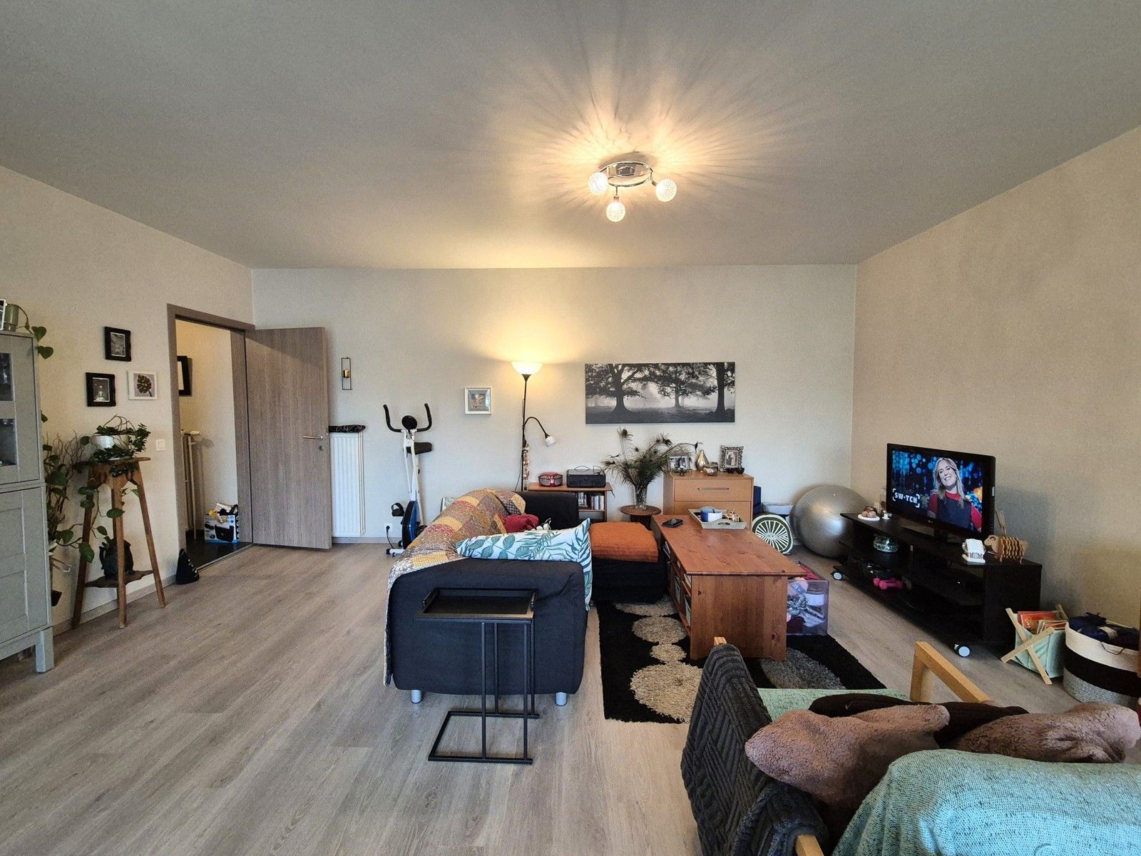 Rustig gelegen met royale living, veel licht en garage foto 4