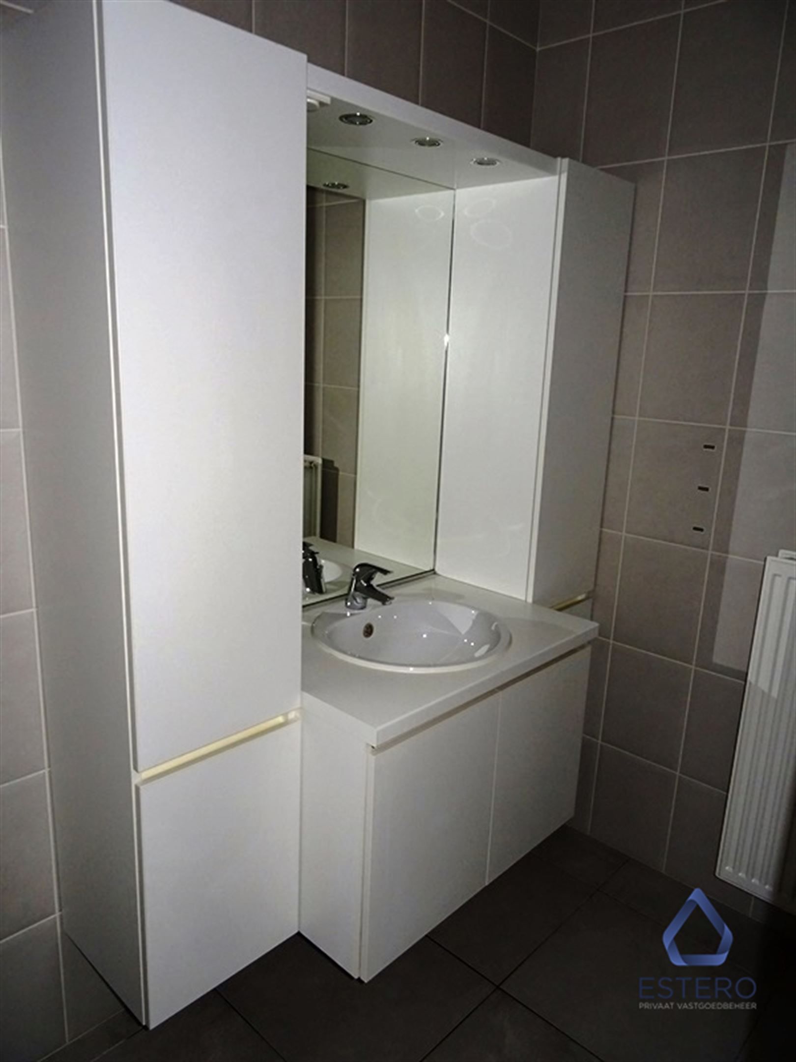 Leuk gelijkvloers appartement met groot terras, aangelegd tuintje en garagebox foto 8