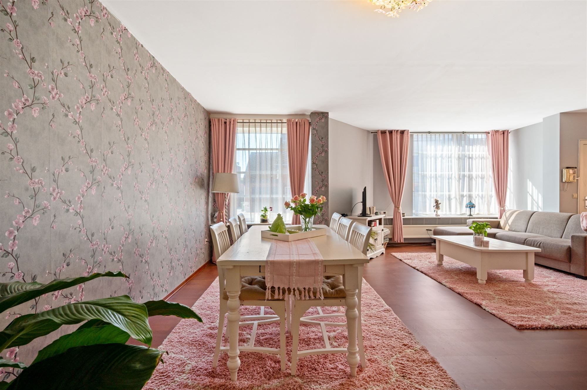 Ruim 2 slaapkamer appartement met 2 overdekte staanplaatsen en grote tuin foto 7