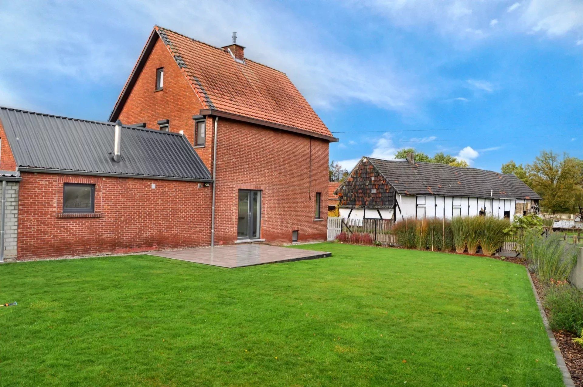 GERENOVEERDE WONING MET 3 SLPK EN LEUKE ONDERHOUDSVRIENDELIJKE TUIN IN BERBROEK foto {{pictureIndex}}