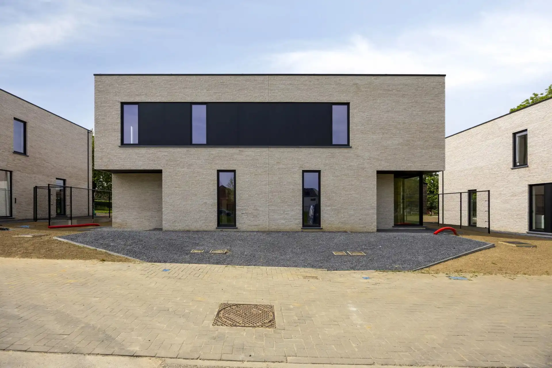INSTAPKLARE NIEUWBOUWWONING MET 3 SLPK’S (LOT 10) IN MILLEN – RIEMST foto {{pictureIndex}}