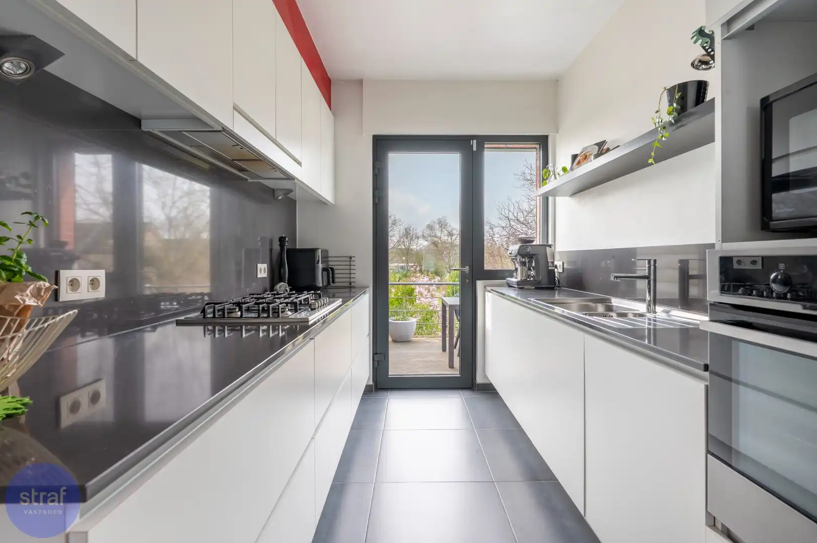 Veelzijdige woning met grote tuin en praktijkmogelijkheid in Wilrijk foto 6