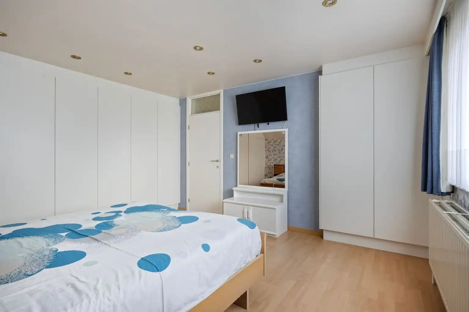 Toffe, vrijstaande split-level woning met 4 slaapkamers, inpandige garage, prachtig aangelegde tuin en zonnepanelen, rustig gelegen in het landelijke Ophoven.  foto 12