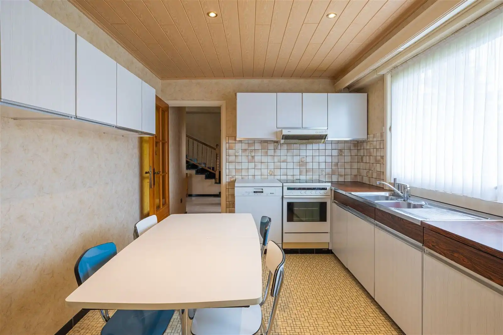 Ruime op te frissen split level villa met grote tuin op 23are20 foto 10