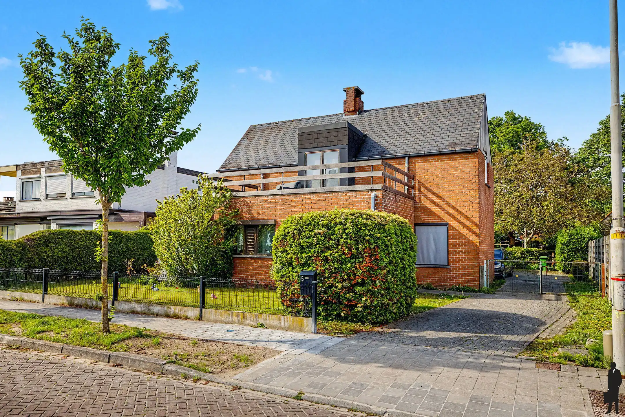 Ruime gezinswoning met tuin en dubbele garage te Eeklo  foto {{pictureIndex}}