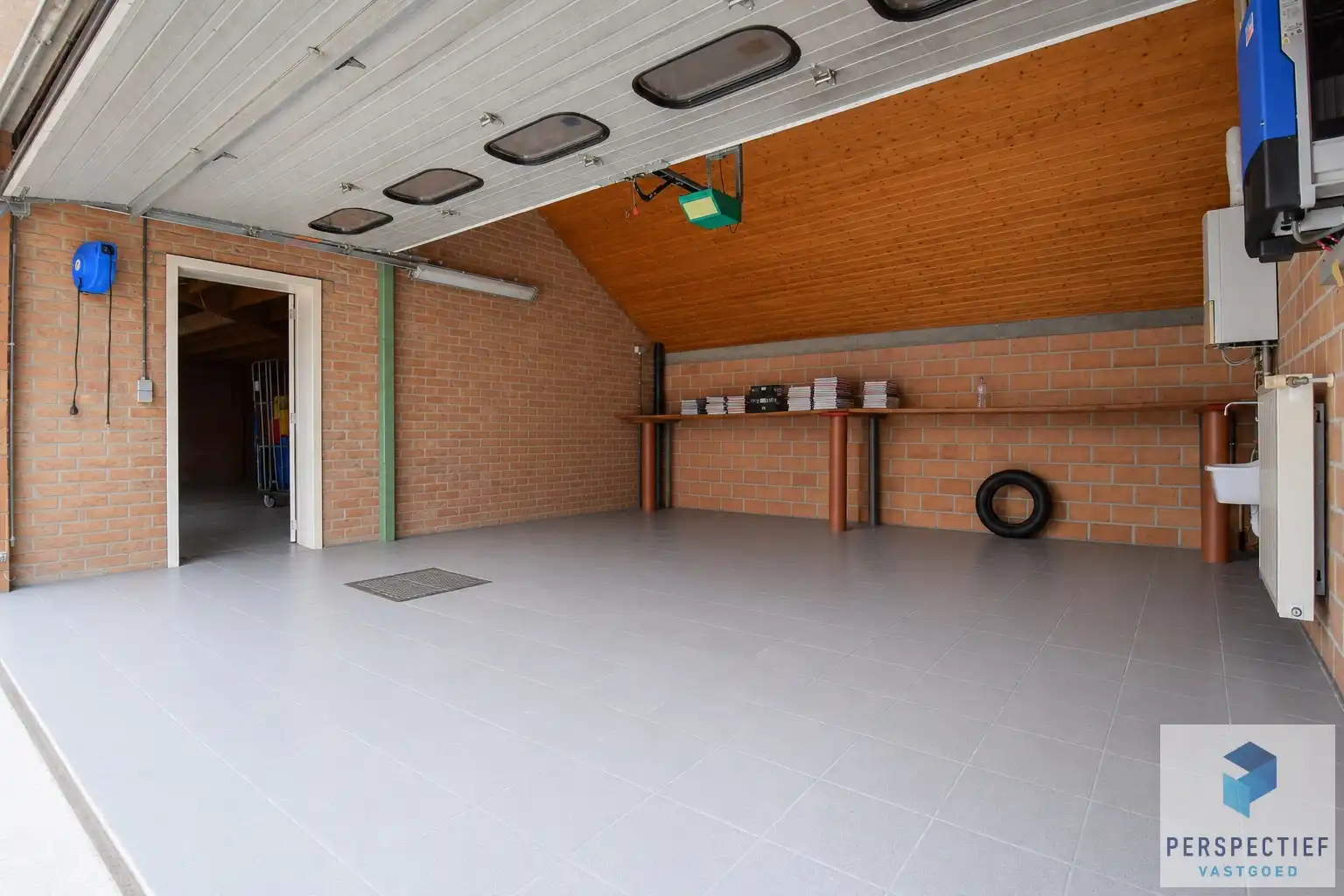 Unieke villa met dubbele garage en opslagplaats/ loods in rustige omgeving foto 4