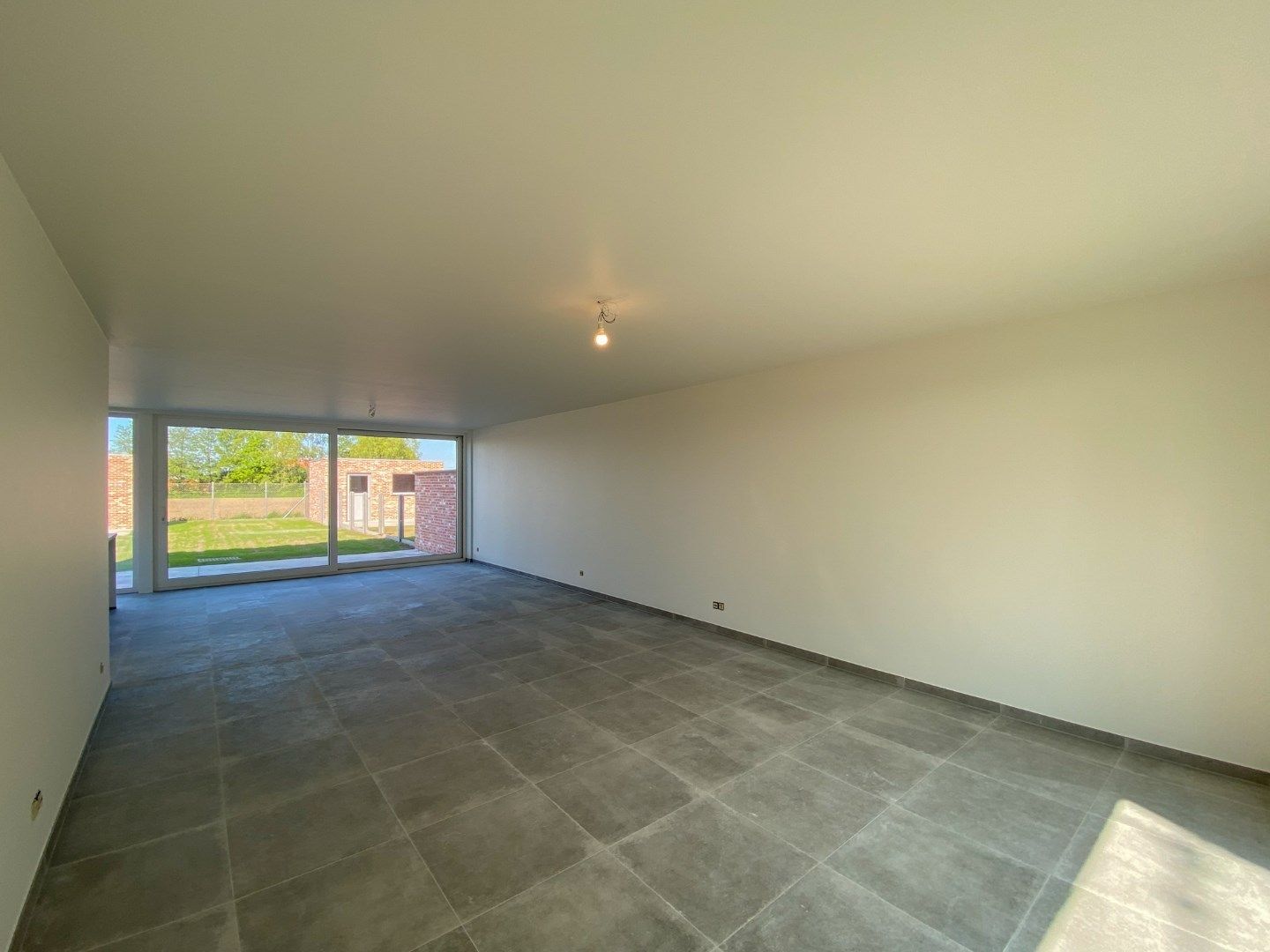 Prachtige nieuwbouwwoning met 3 slaapkamers, carport en tuin met tuinberging. foto 2