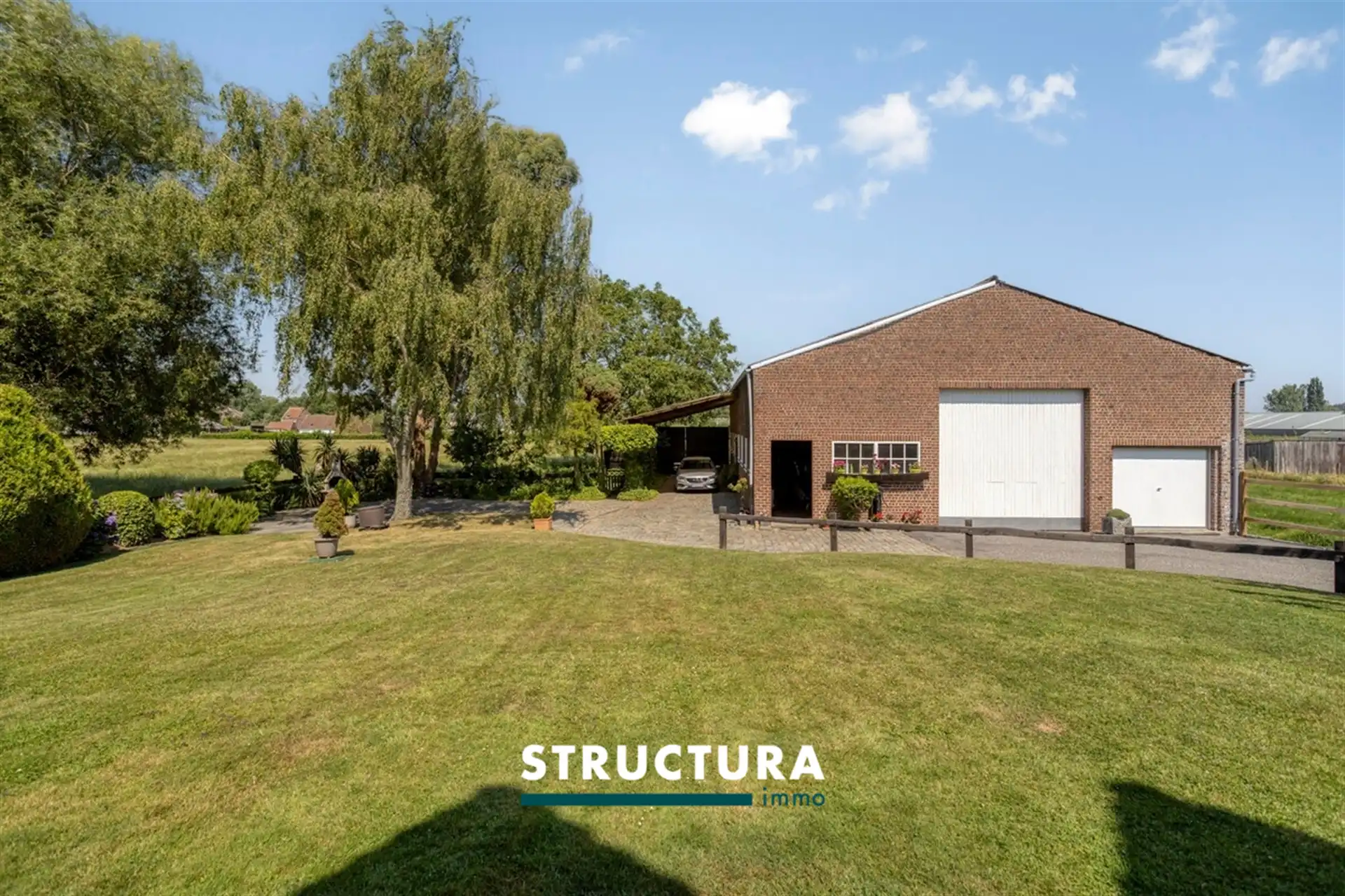 Villa met grote loods, omgeven door groen  foto 11
