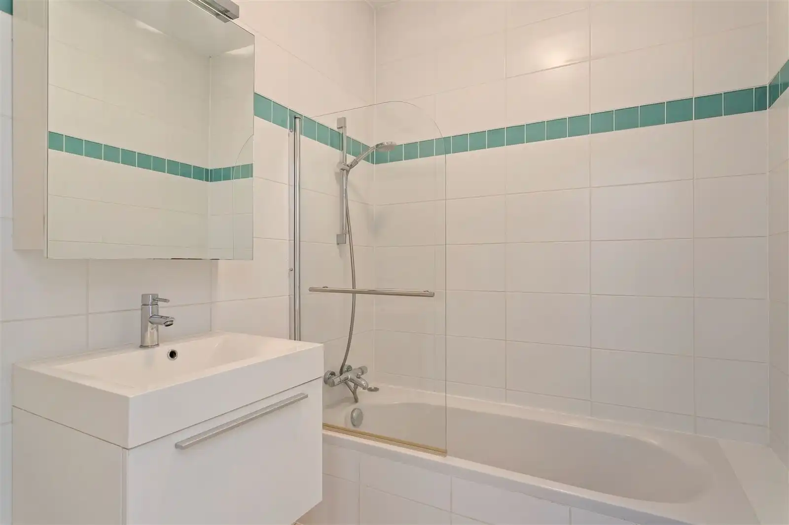 Stijlvol en volledig gemeubeld 2 slaapkamer appartement op toplocatie! foto 6