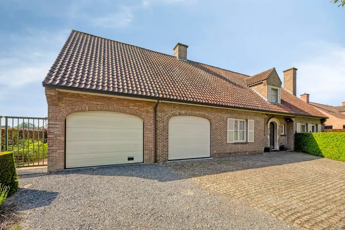 Kloeke villa met 4 slaapkamers en dubbele garage foto 2