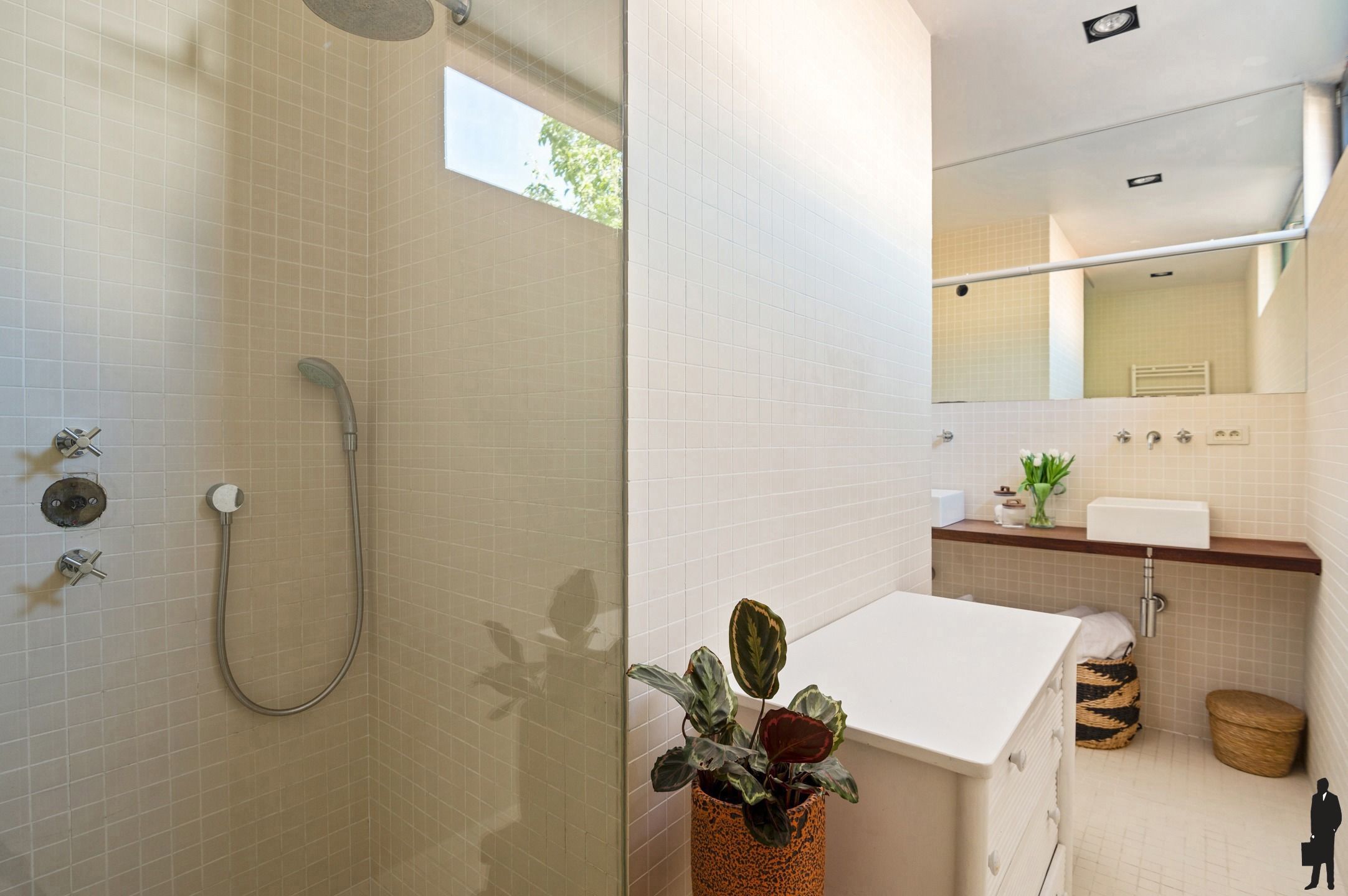 Unieke te renoveren hoevewoning met mooie parktuin foto 10