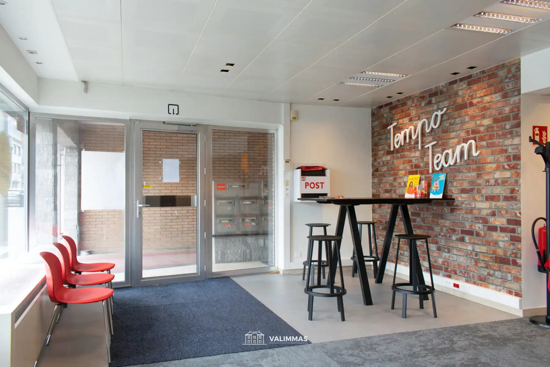 Commercieel gelegen gelijkvloerse kantoor- of handelsruimte  foto 2