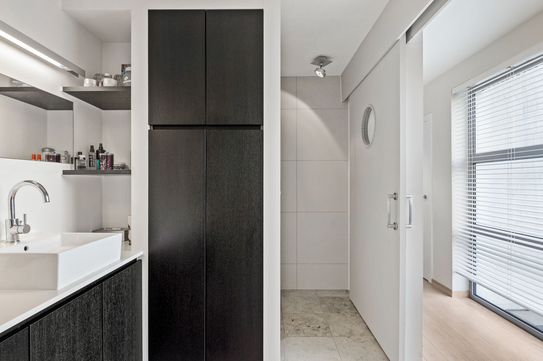 Moderne villa in een doodlopende straat vlakbij het centrum foto 17