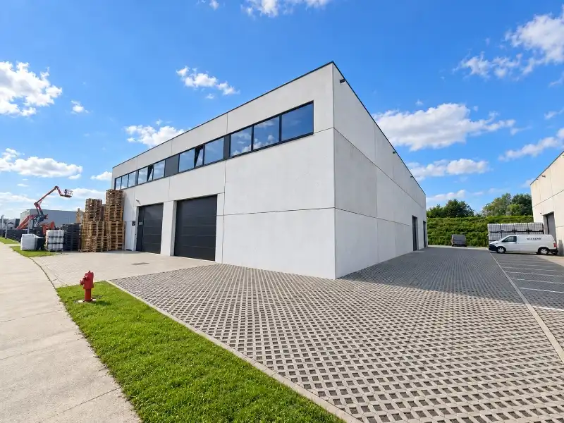 Recente KMO unit (350 m²) met mezzanine (72 m²) + parking foto {{pictureIndex}}
