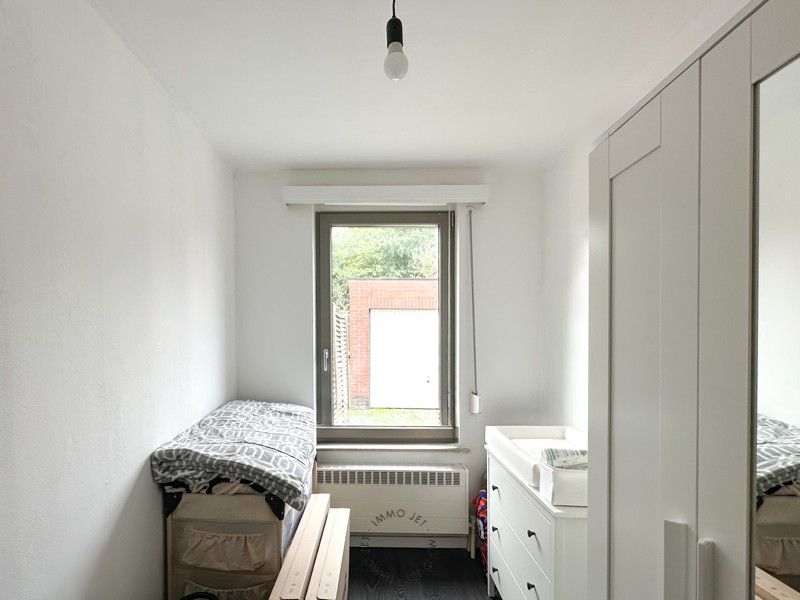 Appartementsgebouw met twee wooneenheden, garages en tuin foto 10