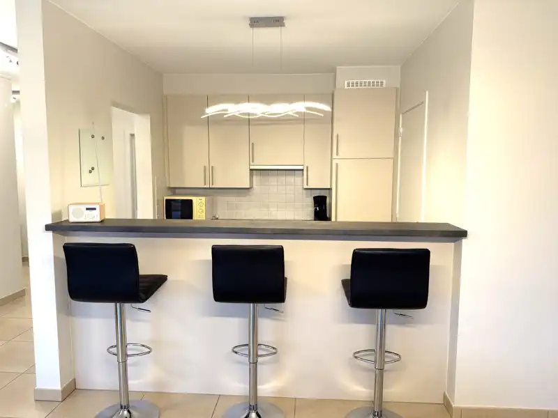 Instapklaar 2-slaapkamerappartement met balkon en overdekte autostaanplaats TE HUUR in Ooigem! foto 9