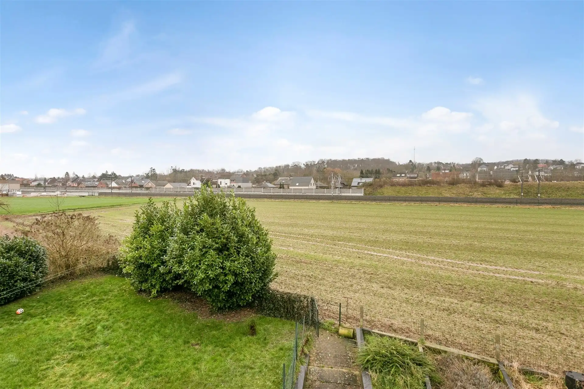 Ruime vrijstaande woning, omgeven door groene weilanden en op wandelafstand van het dorp. foto 22