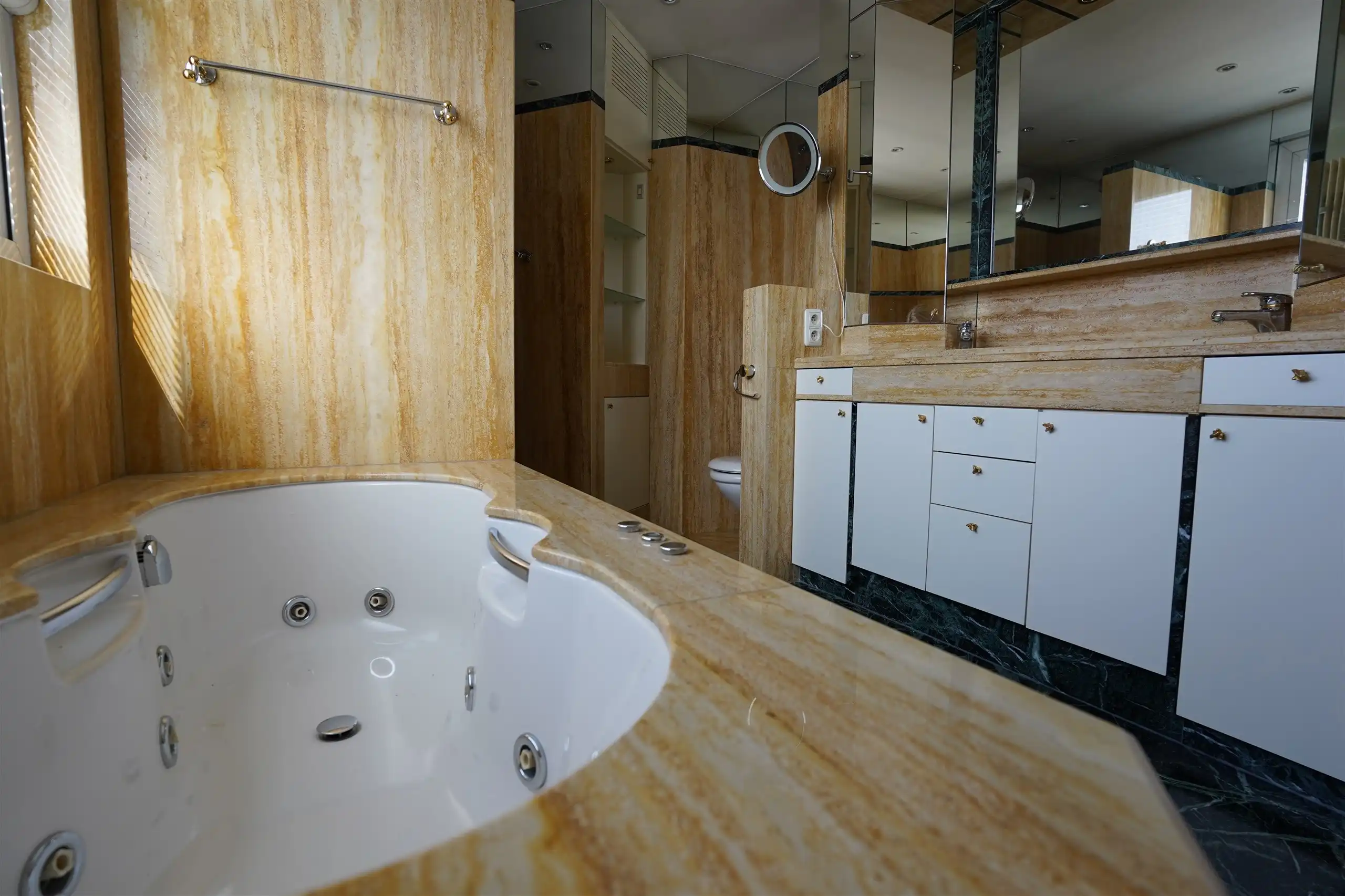 Elegant dakappartement met groot terras en garage! foto 15