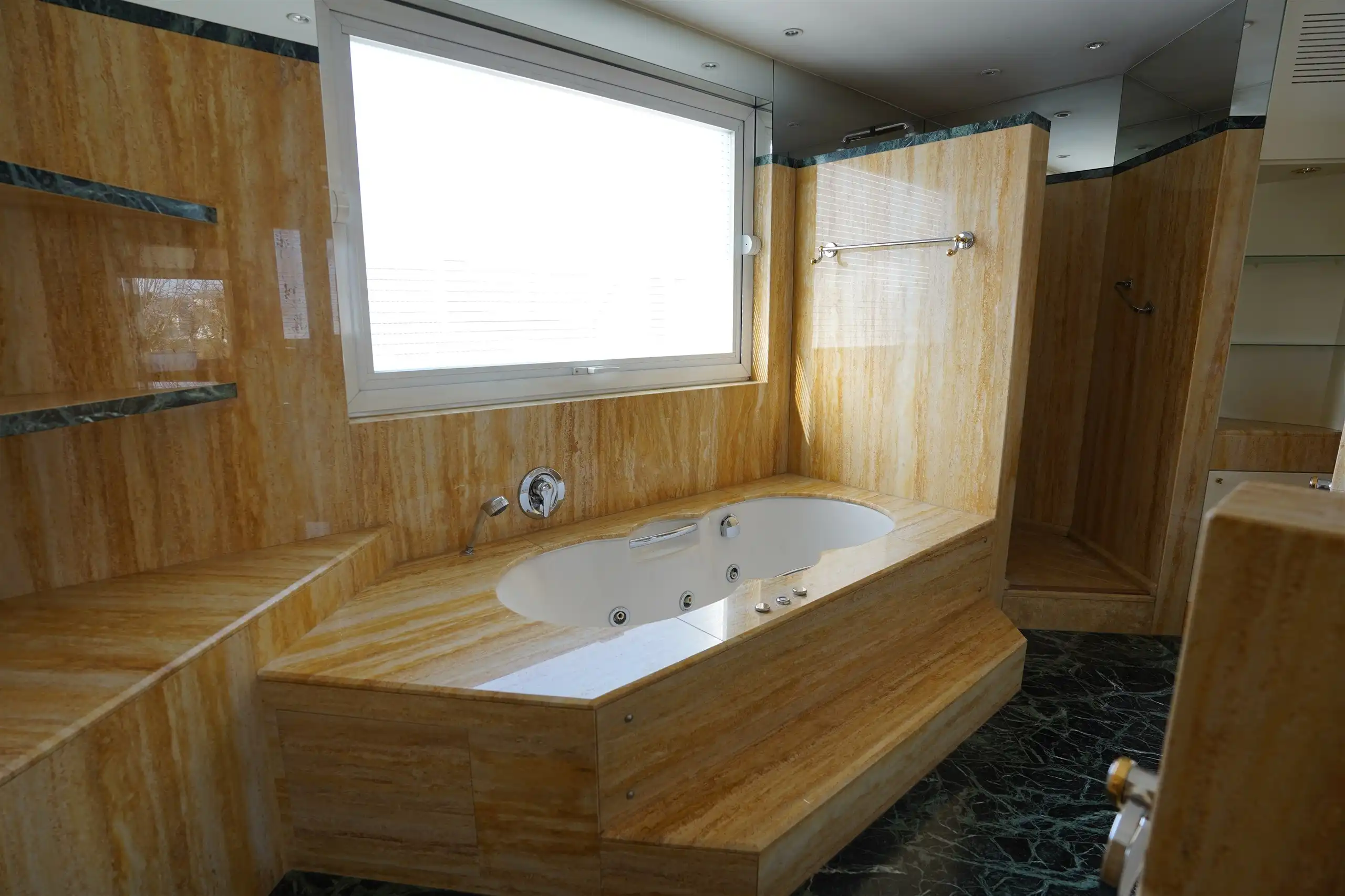 Elegant dakappartement met groot terras en garage! foto 15