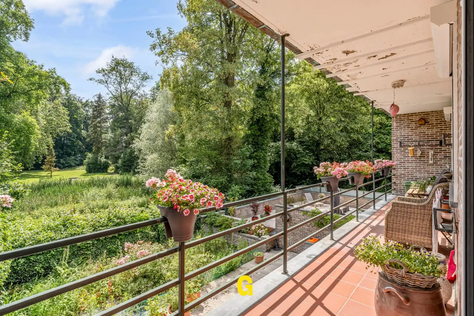 Uitstekend verzorgd 2-slaapkamer appartement in hartje Bilzen, met standplaats, kelderberging en terras met zicht op het Park van Haffmans foto 15