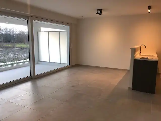 APPARTEMENT MET TERRAS EN AUTOSTAANPLAATS TE HUUR IN MOERBEKE foto 2