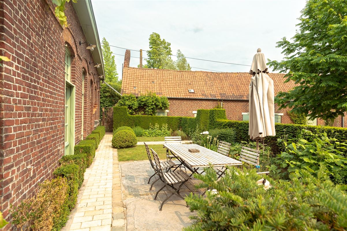 Charmante hoeve met loods en idyllische tuin te koop in Zwevegem foto 23